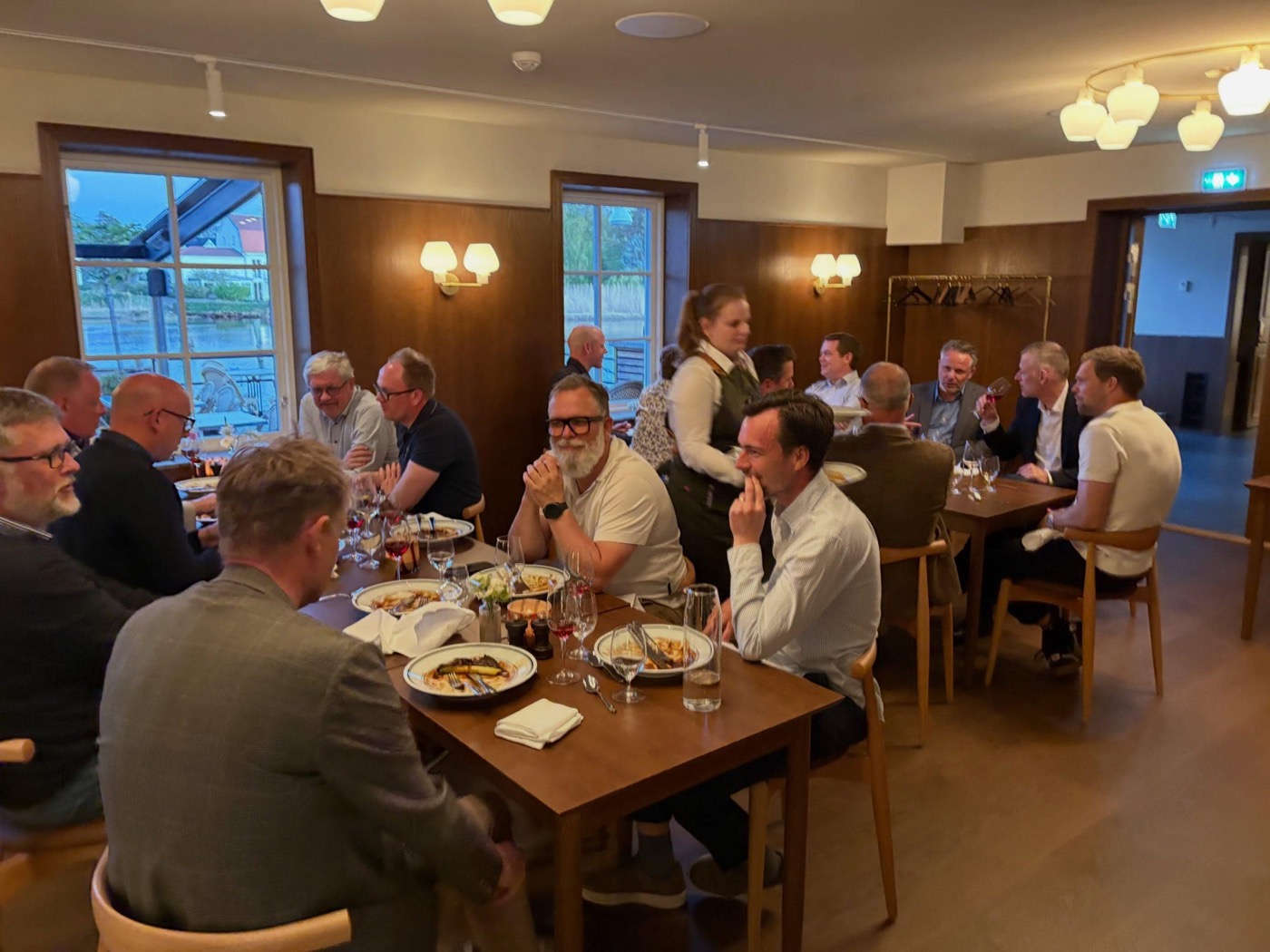 Medlemmer samlet til middag efter et event